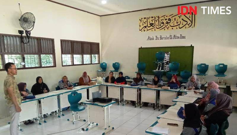 Peserta saat mengikuti latihan pengolahan makanan komersial program TMT kerjasama OIKN dengan DUDI (IDN Times/Ervan)
