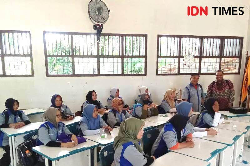 Peserta saat mengikuti latihan pengolahan makanan komersial program TMT kerjasama OIKN dengan DUDI (IDN Times/Ervan)