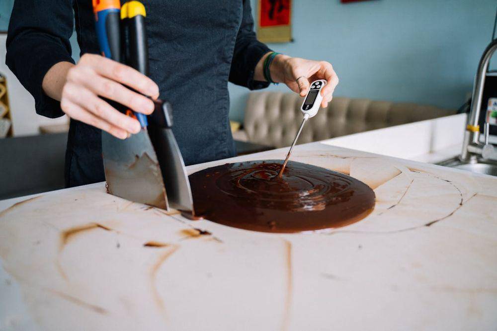 ilustrasi tempering cokelat (pexels.com/anntarazevich)