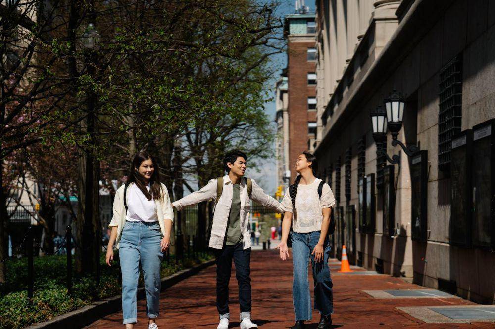 ilustrasi berjalan bersama teman (pexels.com/George Pak)