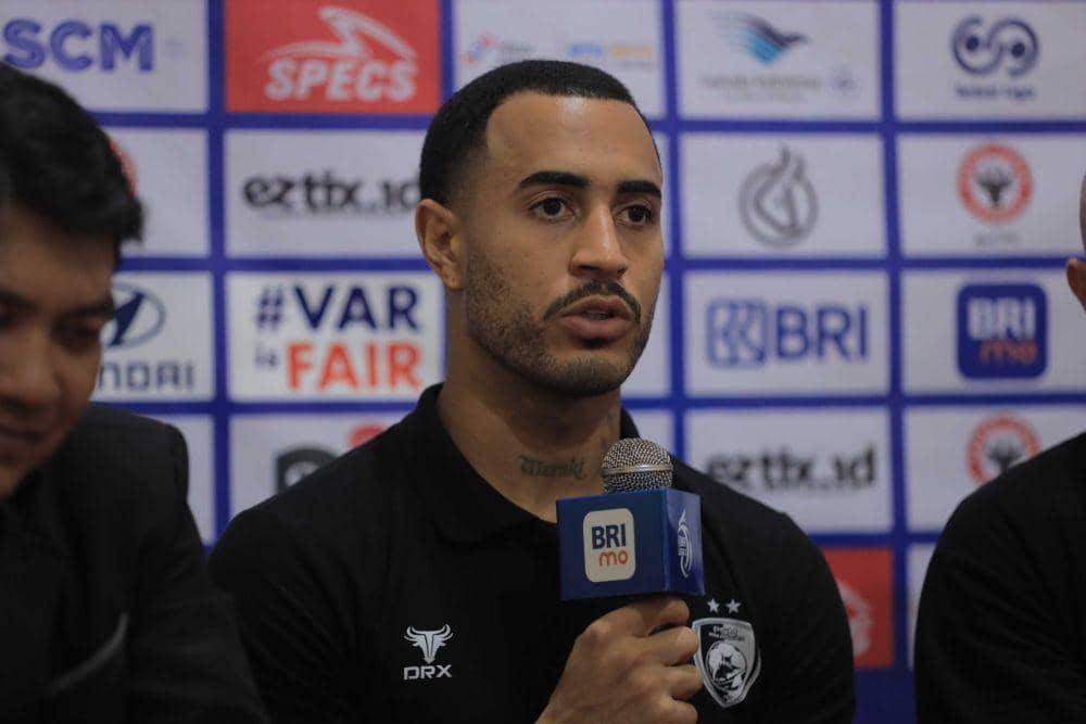 Pemain PSM Makassar, Victor Luiz, berbicara dalam sesi jumpa pers selepas laga pekan ke-11 BRI Liga 1 2024/25 melawan Semen Padang FC yang berlangsung di Stadion Haji Agus Salim Padang pada Kamis 21 November 2024. (Dok. Ofisial PSM Makassar)