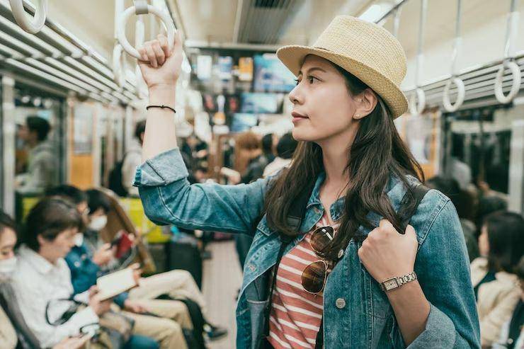 Ilustrasi solo traveler naik transportasi umum di Jepang (Freepik/primagefactory)