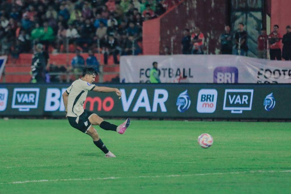 Salah satu momen pertandingan pekan ke-11 BRI Liga 1 2024/25 antara Semen Padang FC versus PSM Makassar yang berlangsung di Stadion Haji Agus Salim Padang pada Kamis 21 November 2024. (Instagram.com/psm_makassar)