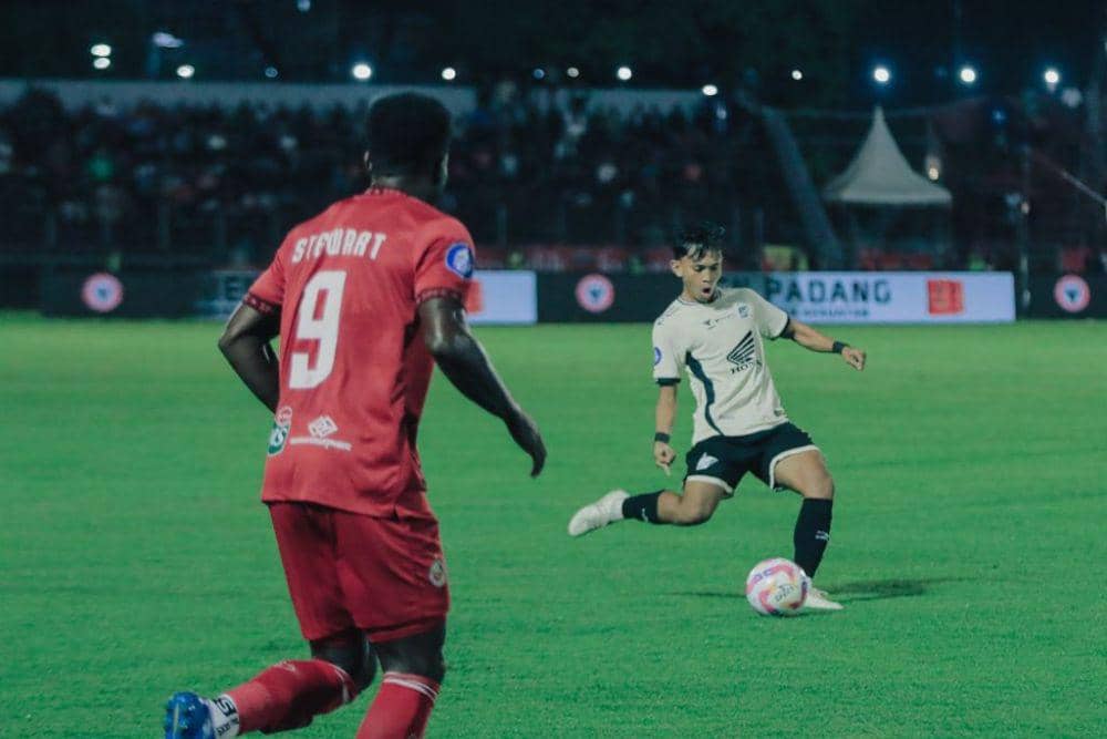 Salah satu momen pertandingan pekan ke-11 BRI Liga 1 2024/25 antara Semen Padang FC versus PSM Makassar yang berlangsung di Stadion Haji Agus Salim Padang pada Kamis 21 November 2024. (Instagram.com/psm_makassar)