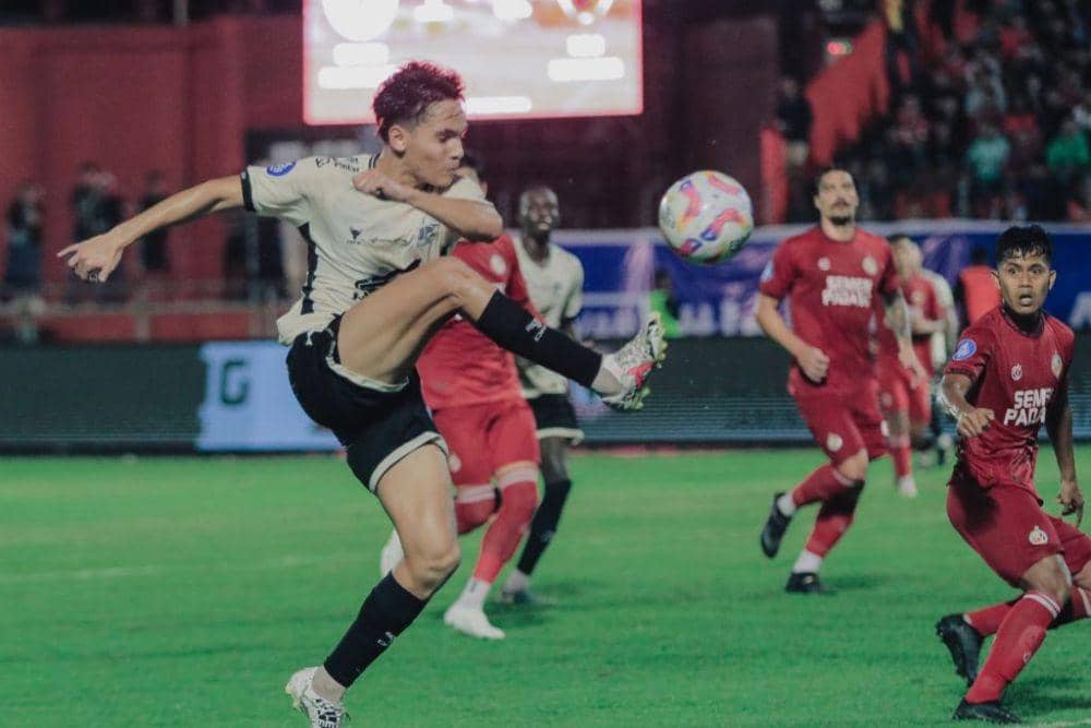 Salah satu momen pertandingan pekan ke-11 BRI Liga 1 2024/25 antara Semen Padang FC versus PSM Makassar yang berlangsung di Stadion Haji Agus Salim Padang pada Kamis 21 November 2024. (Instagram.com/psm_makassar)