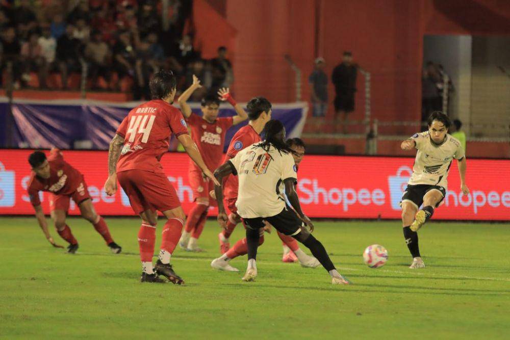 Salah satu momen pertandingan pekan ke-11 BRI Liga 1 2024/25 antara Semen Padang FC versus PSM Makassar yang berlangsung di Stadion Haji Agus Salim Padang pada Kamis 21 November 2024. (Dok. Ofisial PSM Makassar)
