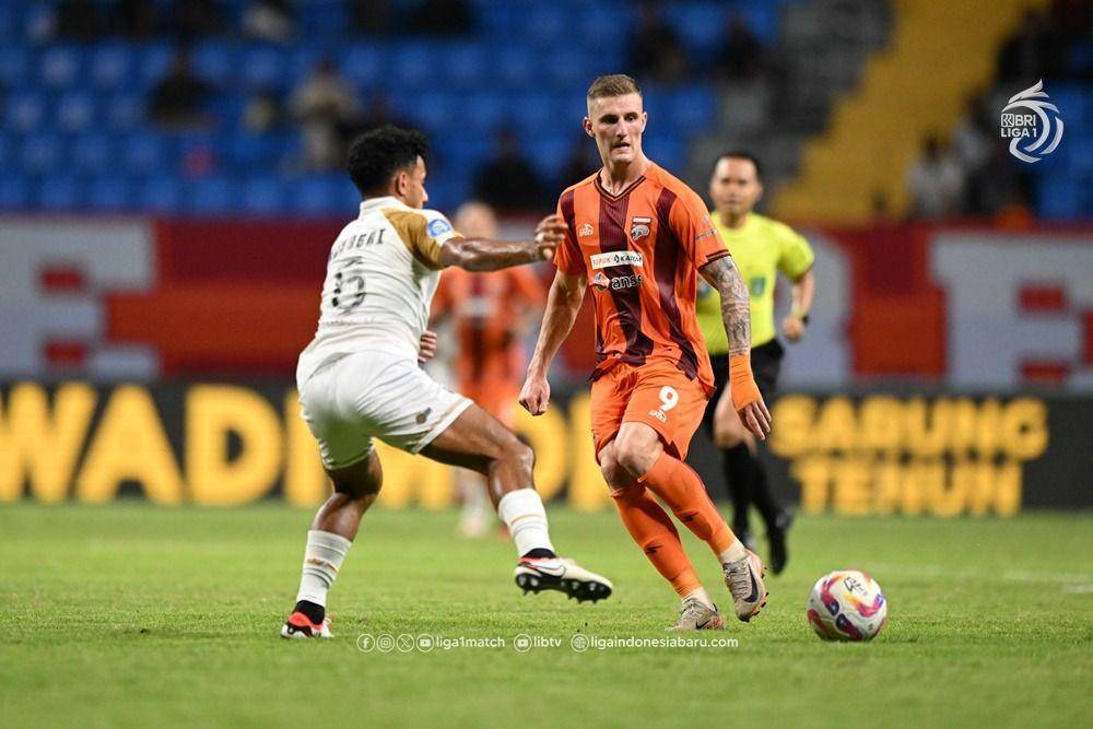 Leo Gaucho (jersey oranye), akan kembali jadi andalan di lini serang Borneo FC. (Dok. PT LIB)