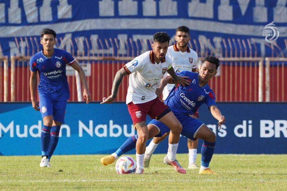 Stefano Lilipaly (jersey putih) menargetkan kemenangan pada laga melawan Persib Bandung. (Dok. PT LIB)
