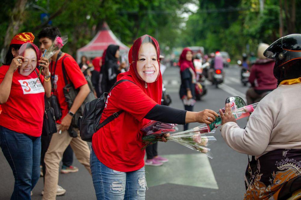 Relawan JAKA Pakai Topeng 'Bu Risma' Kampanyekan SMA/SMK Gratis