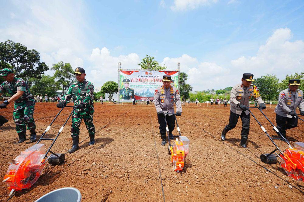Polri Dukung Swasembada Pangan, Menko Zulhas: Kapolri Menanam Jagung