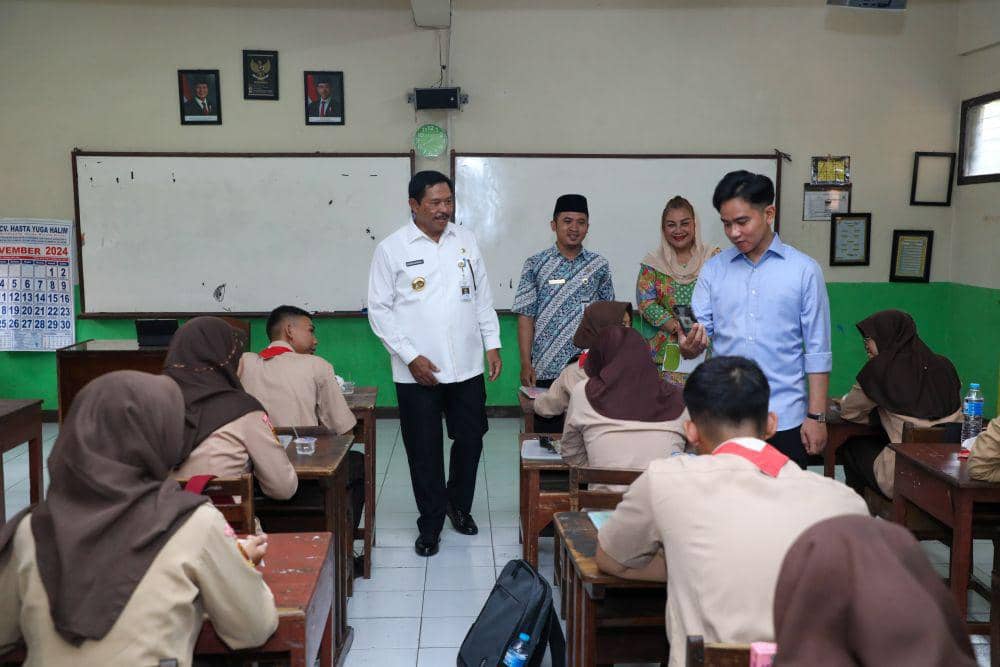 Gibran Cek Makan Gratis Seharga Rp19 Ribu di Semarang
