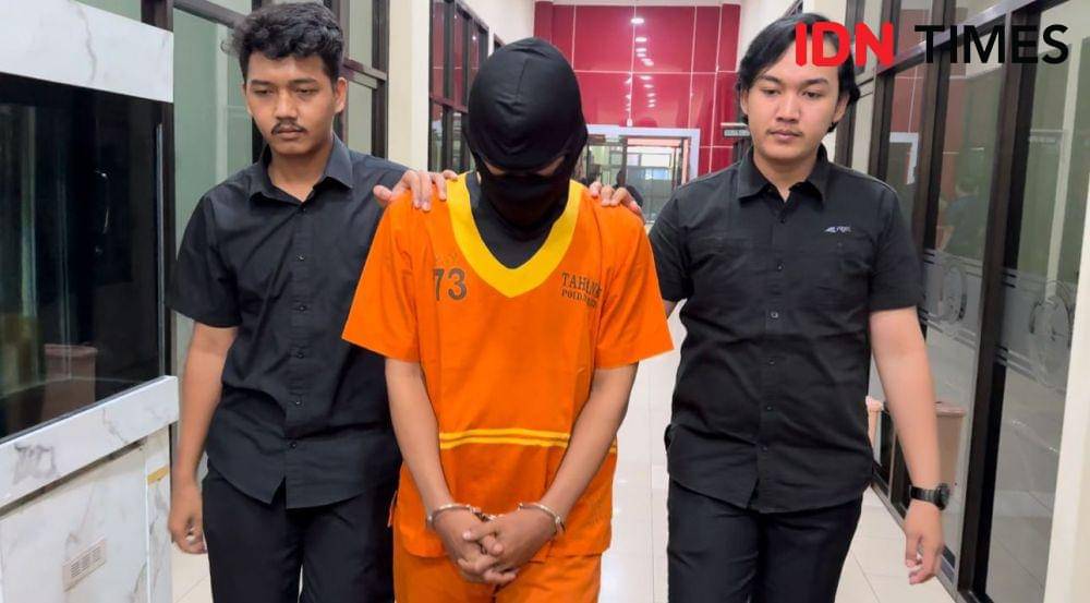 Ilustrasi tersangka - Tersangka R (rompi oranye) saat digelandang polisi pada konferensi pers di Mapolda Kaltim, Kamis (21/11/2024) kemarin. (IDN Times/Erik Alfian)