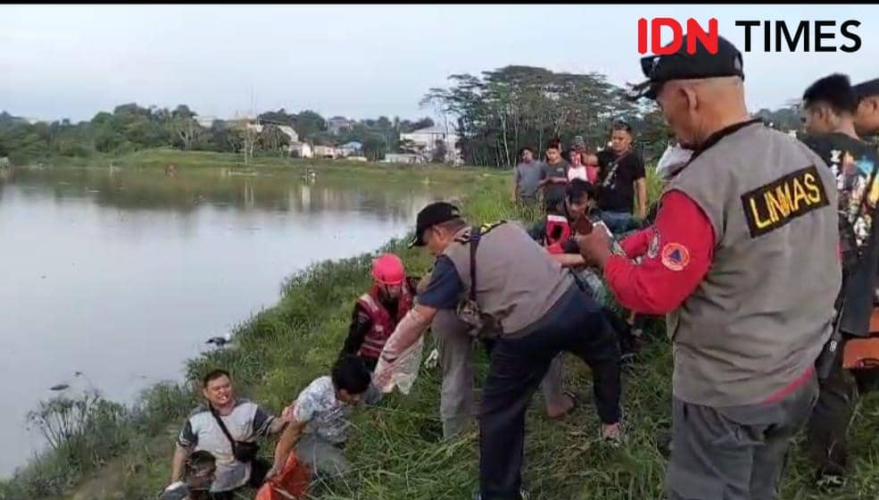 Warga RT 36, Kelurahan Gunung Samarinda Baru, Balikpapan Utara, Kalimantan Timur, digegerkan dengan penemuan sesosok mayat di bibir Waduk Wono Rejo, Jumat (22/11/2024). (IDN Times/Hilmansyah)
