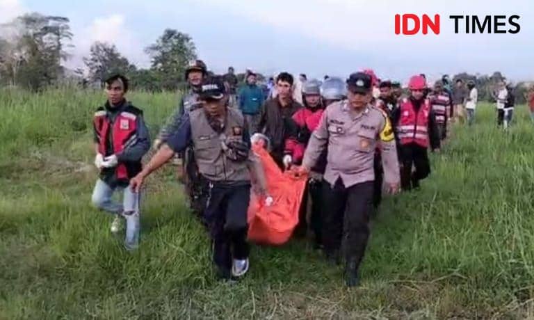 Warga RT 36, Kelurahan Gunung Samarinda Baru, Balikpapan Utara, Kalimantan Timur, digegerkan dengan penemuan sesosok mayat di bibir Waduk Wono Rejo, Jumat (22/11/2024). (IDN Times/Hilmansyah)