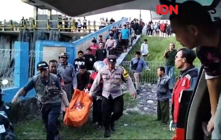Warga RT 36, Kelurahan Gunung Samarinda Baru, Balikpapan Utara, Kalimantan Timur, digegerkan dengan penemuan sesosok mayat di bibir Waduk Wono Rejo, Jumat (22/11/2024). (IDN Times/Hilmansyah)