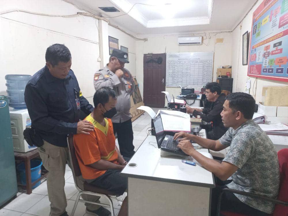 RK saat menjalani pemeriksaan di Mapolsek Balikpapan Selatan. (Dok. Polresta Balikpapan)