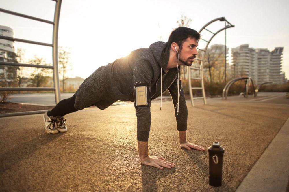 Ilustrasi orang melakukan push up(pexels.com/Andrea Piacquadio)