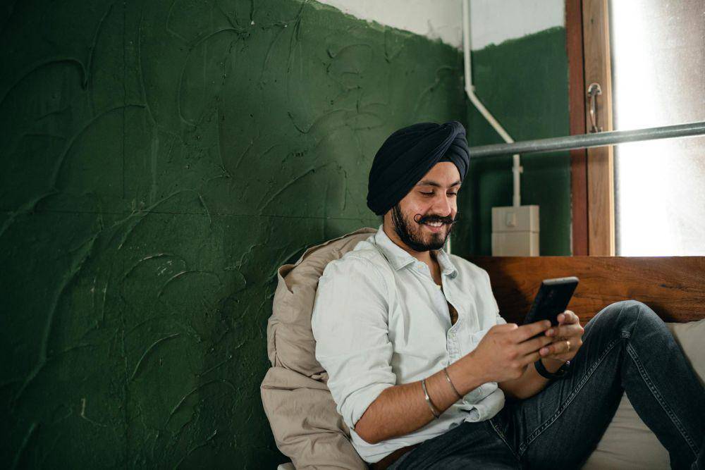 Ilustrasi mencari kabar secara virtual (pexels.com/Ketut Subiyanto)