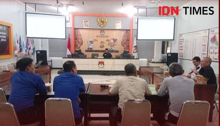 Rakor KPU Banyumas dengan lintas sektoral dan tim paslon dalam pelaksanaan pembersihan APK.(IDN Times/Cokie Sutrisno)