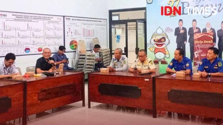 APK yang dipasang di rumah atau Posko Tim Pemenangan baik tingkat Kabupaten maupun Kecamatan bukan termasuk APK yang harus dibersihkan. (IDN Times/Cokie Sutrisno)