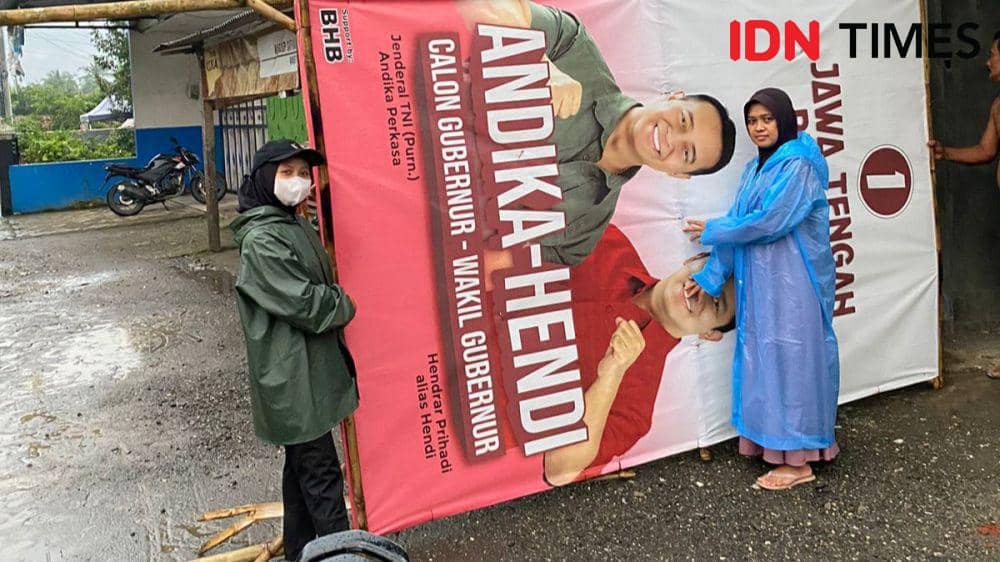Petugas wanita di kecamatan wangon tetap jalankan tugasnya bersihkan APK dimasa tenang pilkada 2024, Sabtu (23/11/2024).(IDN Times/Cokie Sutrisno)