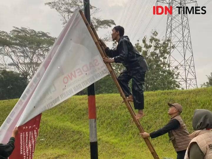 Masuki Masa Tenang, KPU Banyumas Bersihkan Alat Peraga Kampanye