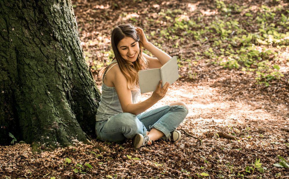 ilustrasi membaca buku (freepik.com/pvproductions)