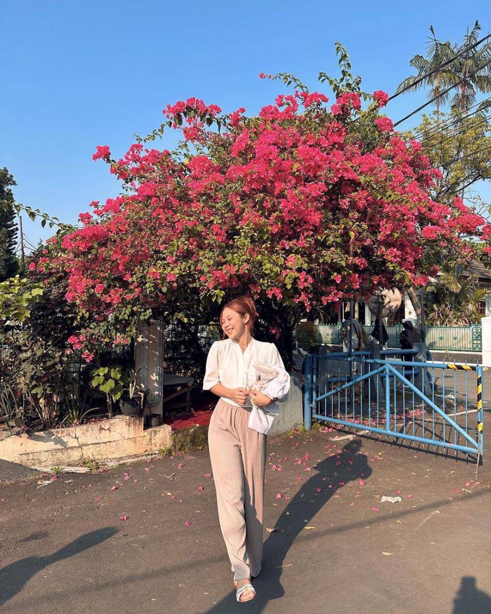 inspirasi outfit kasual ala Nadin Amizah (instagram.com/cakecaine)
