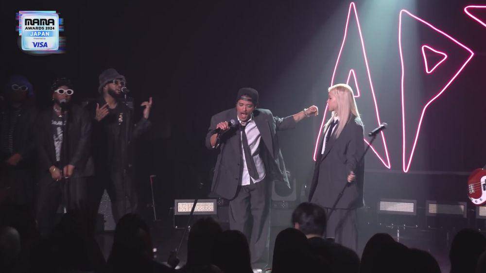 potret penampilan Rose dan Bruno Mars di MAMA Awards 2024 (youtube.com/roses_are_rosie)