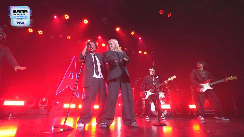potret penampilan Rose dan Bruno Mars di MAMA Awards 2024 (youtube.com/roses_are_rosie)