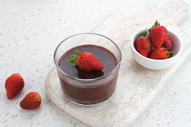ilustrasi puding oat cokelat stroberi (vecteezy.com/tyasindayanti)