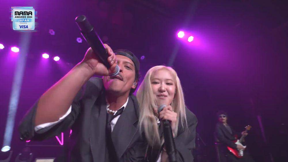 potret penampilan Rose dan Bruno Mars di MAMA Awards 2024 (youtube.com/roses_are_rosie)