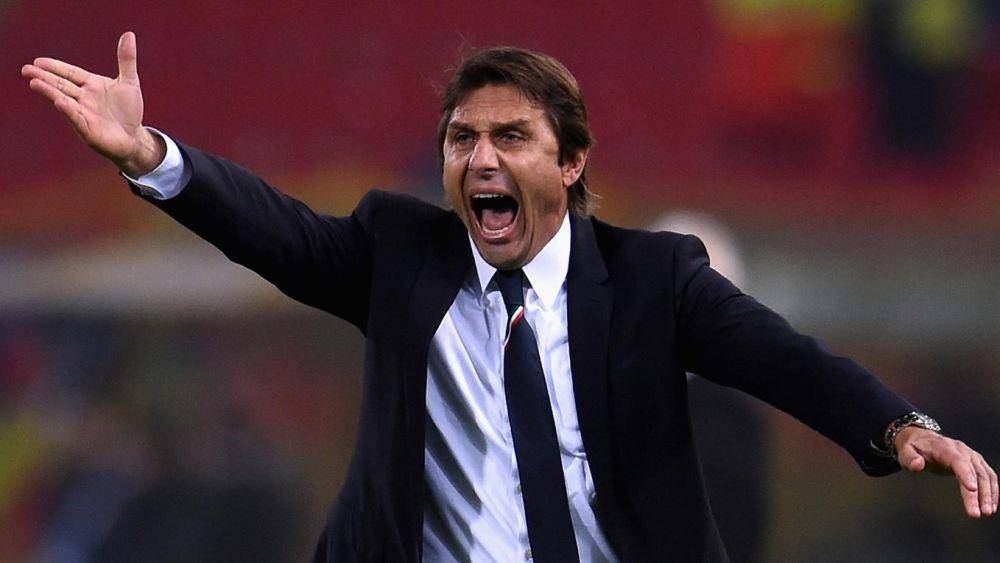 Antonio Conte saat memberikan intruksi dari pinggir lapangan. (uefa.com)