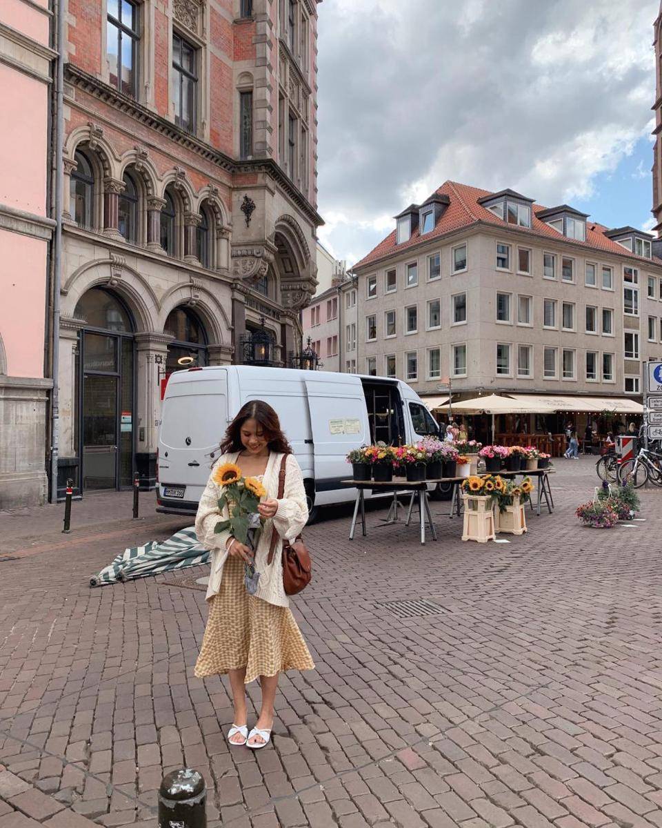 inspirasi outfit kasual ala Nadin Amizah (instagram.com/cakecaine)
