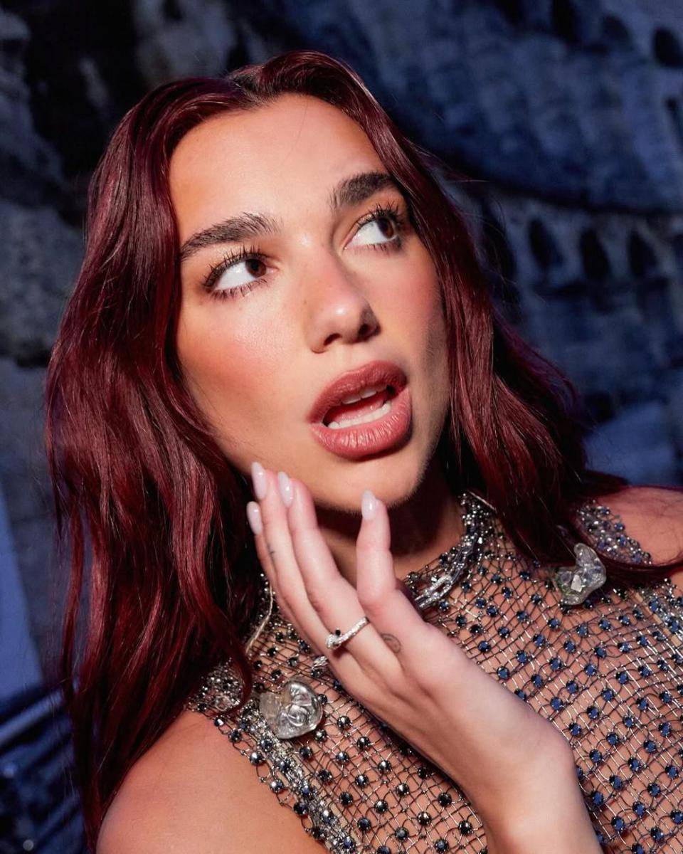 gaya makeup ala Dualipa (instagram.com/dualipa)