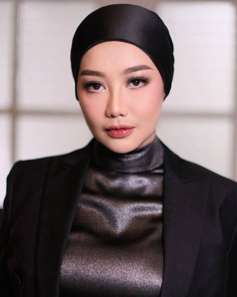 gaya makeup awet muda ala artis senior (instagram.com/rezaartameviaofficial)