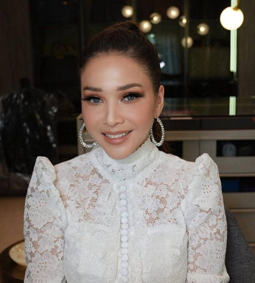 gaya makeup awet muda ala artis senior (instagram.com/maiaestiantyreal)