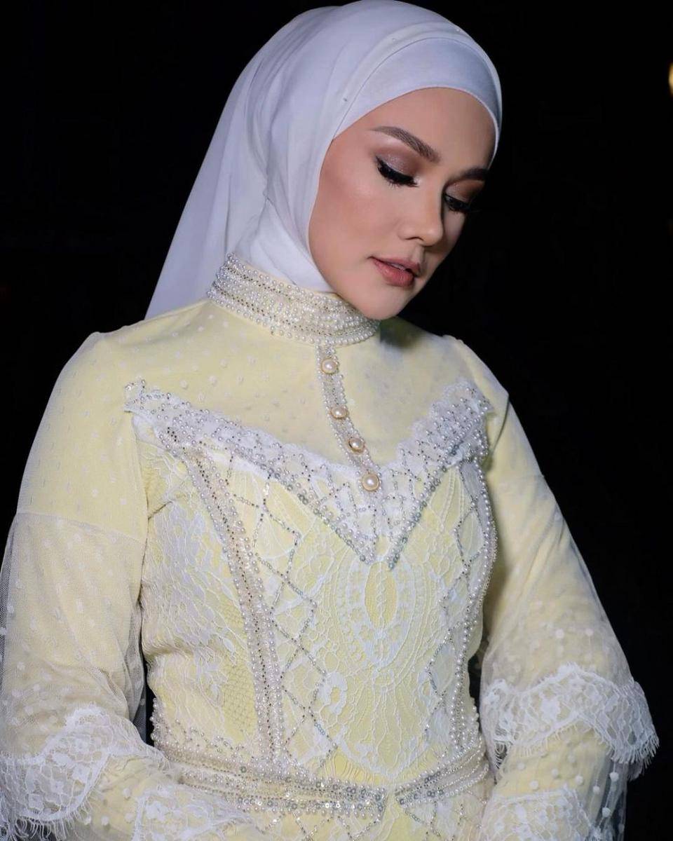 gaya makeup awet muda ala artis senior (instagram.com/mulanjameela1)