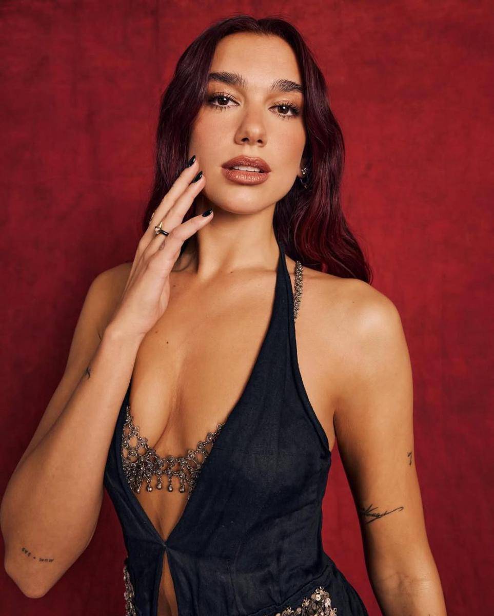 gaya makeup ala Dualipa (instagram.com/dualipa)
