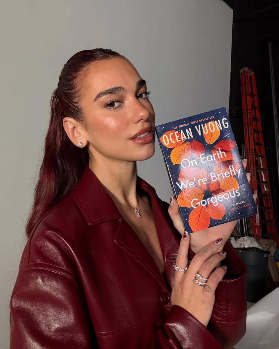 gaya makeup ala Dualipa (instagram.com/dualipa)