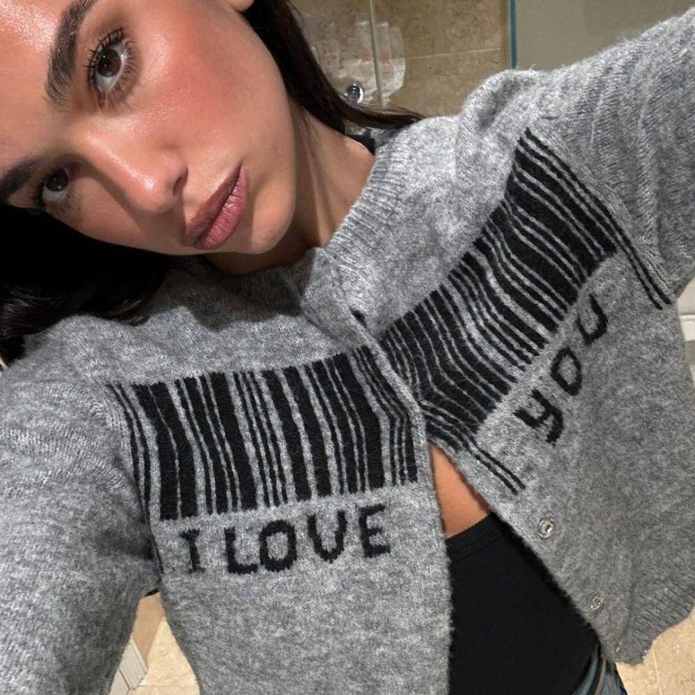 gaya makeup ala Dualipa (instagram.com/dualipa)