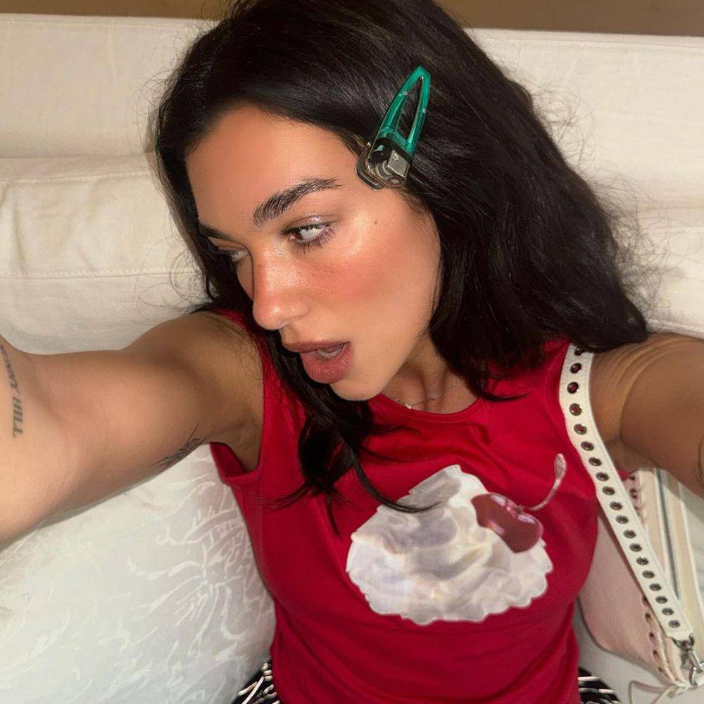 gaya makeup ala Dualipa (instagram.com/dualipa)