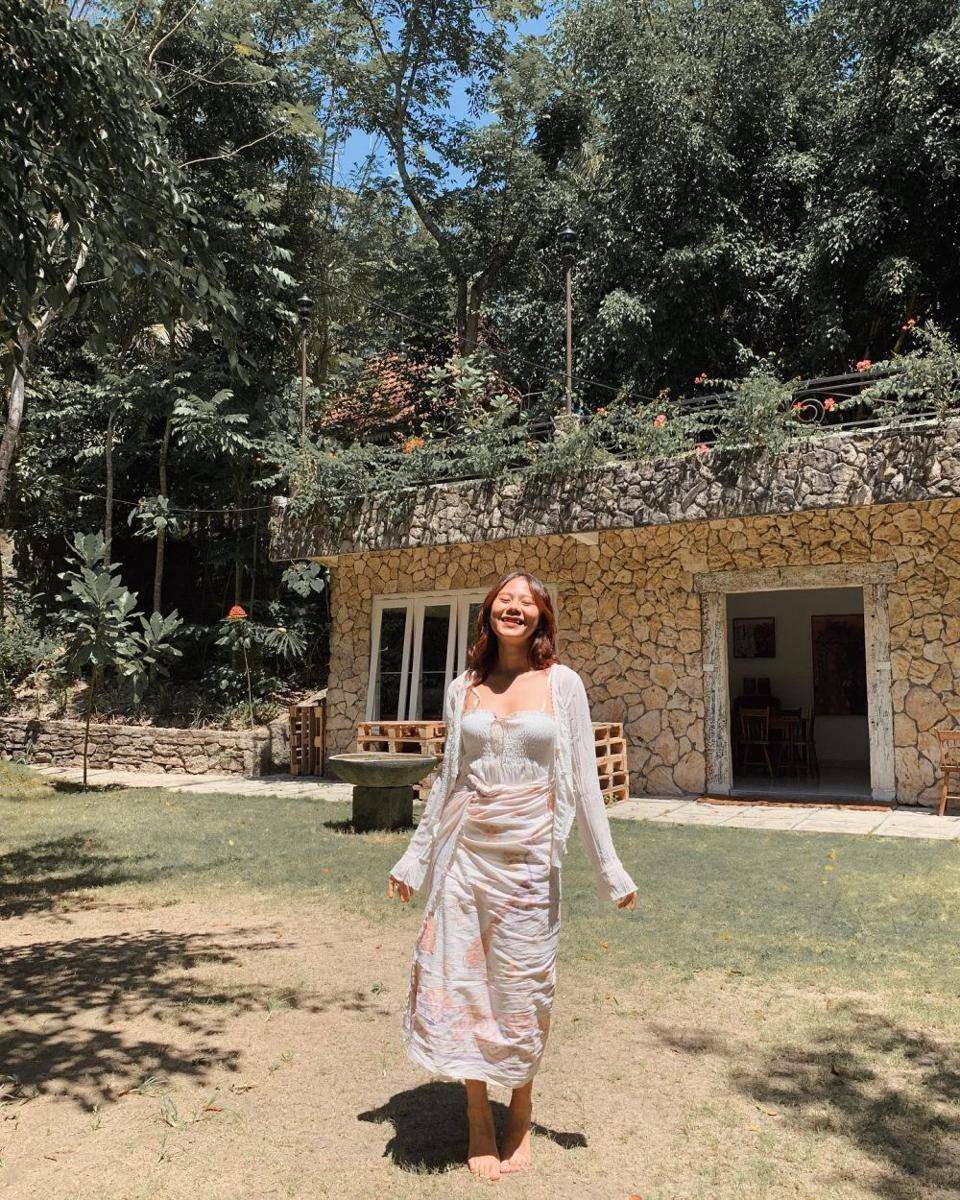 inspirasi outfit kasual ala Nadin Amizah (instagram.com/cakecaine)
