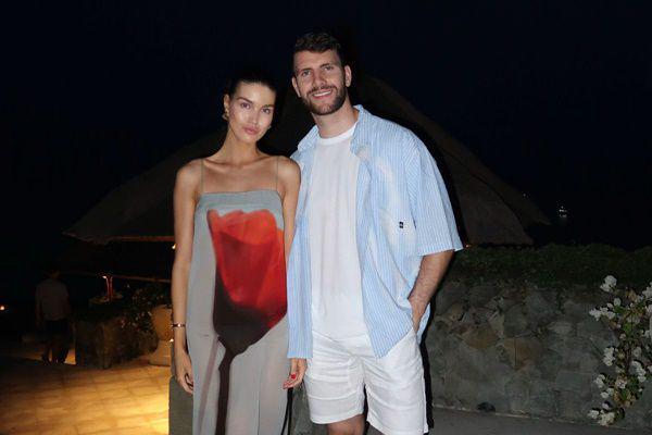 7 Potret Maarten Paes dan Pacar Liburan ke Bali, Nonton Tari Kecak