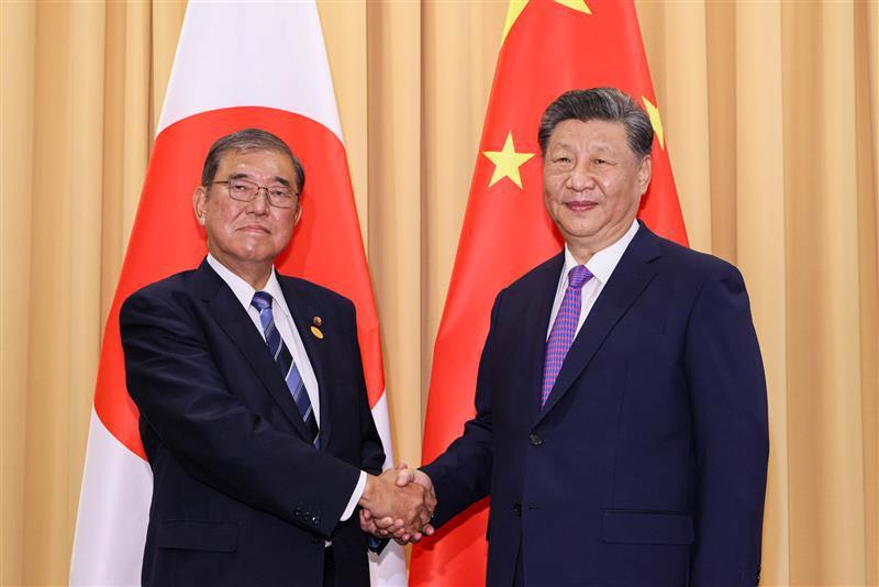 Perdana Menteri Jepang Shigeru Ishiba (kiri) dan Presiden China Xi Jinping saat bertemu di sela-sela KTT APEC 2024 di Lima, Peru (15/11/2024). (x.com/kantei)