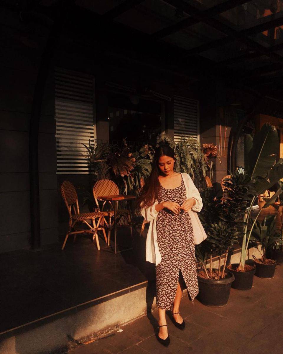 inspirasi outfit kasual ala Nadin Amizah (instagram.com/cakecaine)