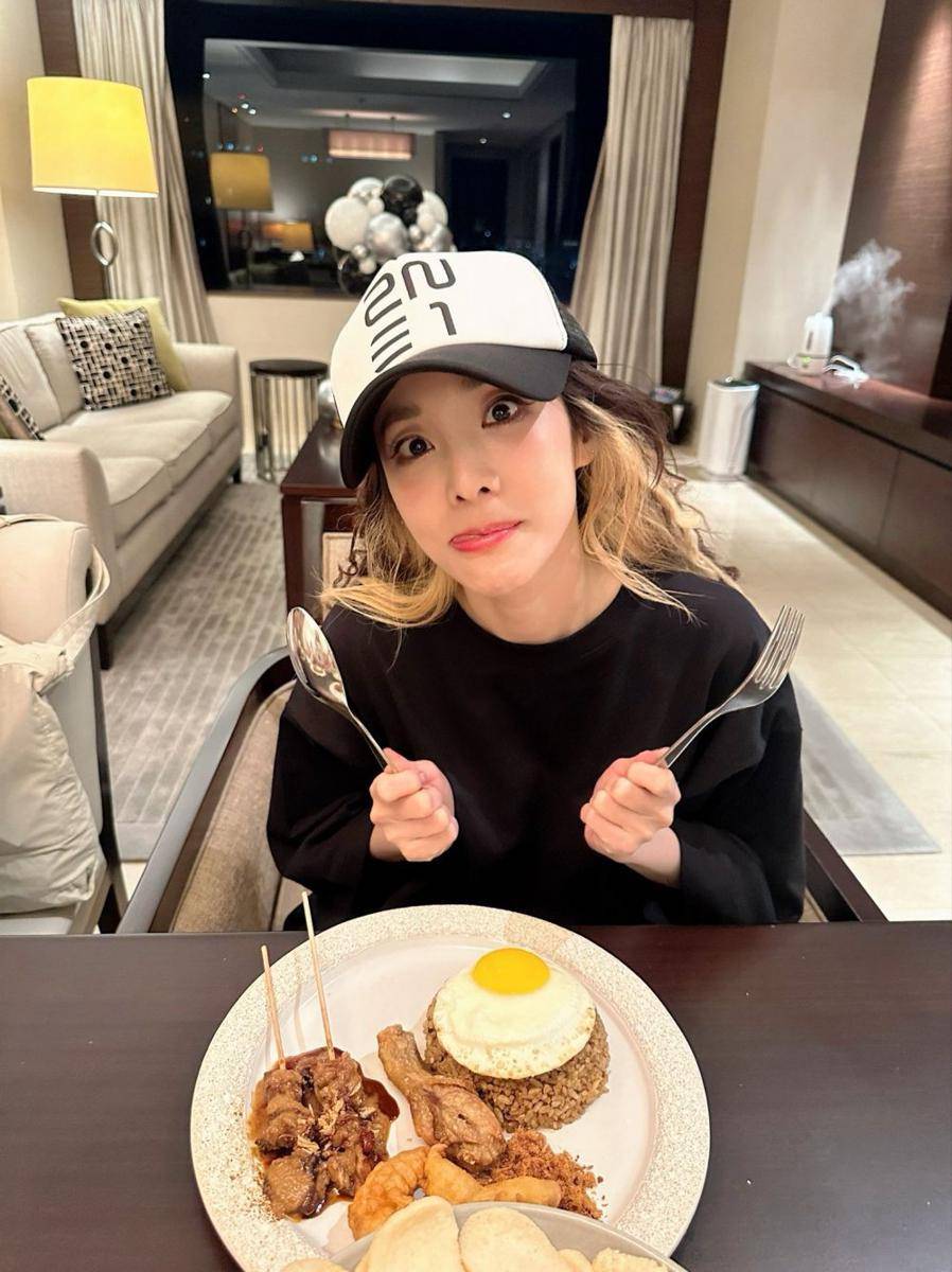 Sandara Park makan nasi goreng (twitter.com/krungy21)