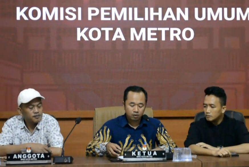 Konferensi pers KPU Kota Metro, Sabtu (23/11/2024) dini hari. (IDN Times/Istimewa).
