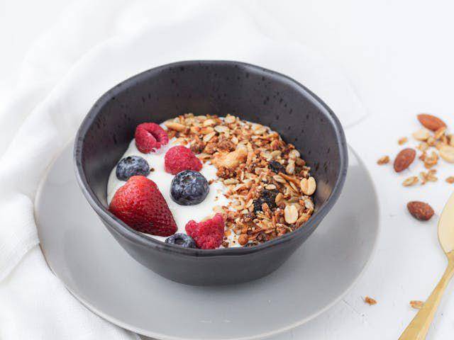 ilustrasi yogurt granola homemade (pexels.com/Fer Martinez Gonzalez)