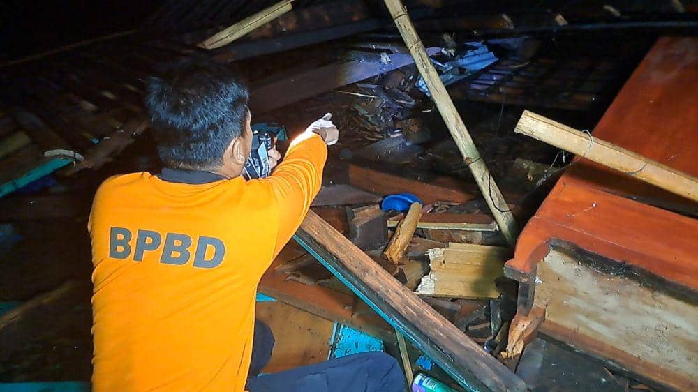 Bahtiar (31) warga desa Ngiliran Kecamatan Panekan Magetan sempat tertimbun bangunan dapurnya yang roboh. IDN Times/ Istimewa.